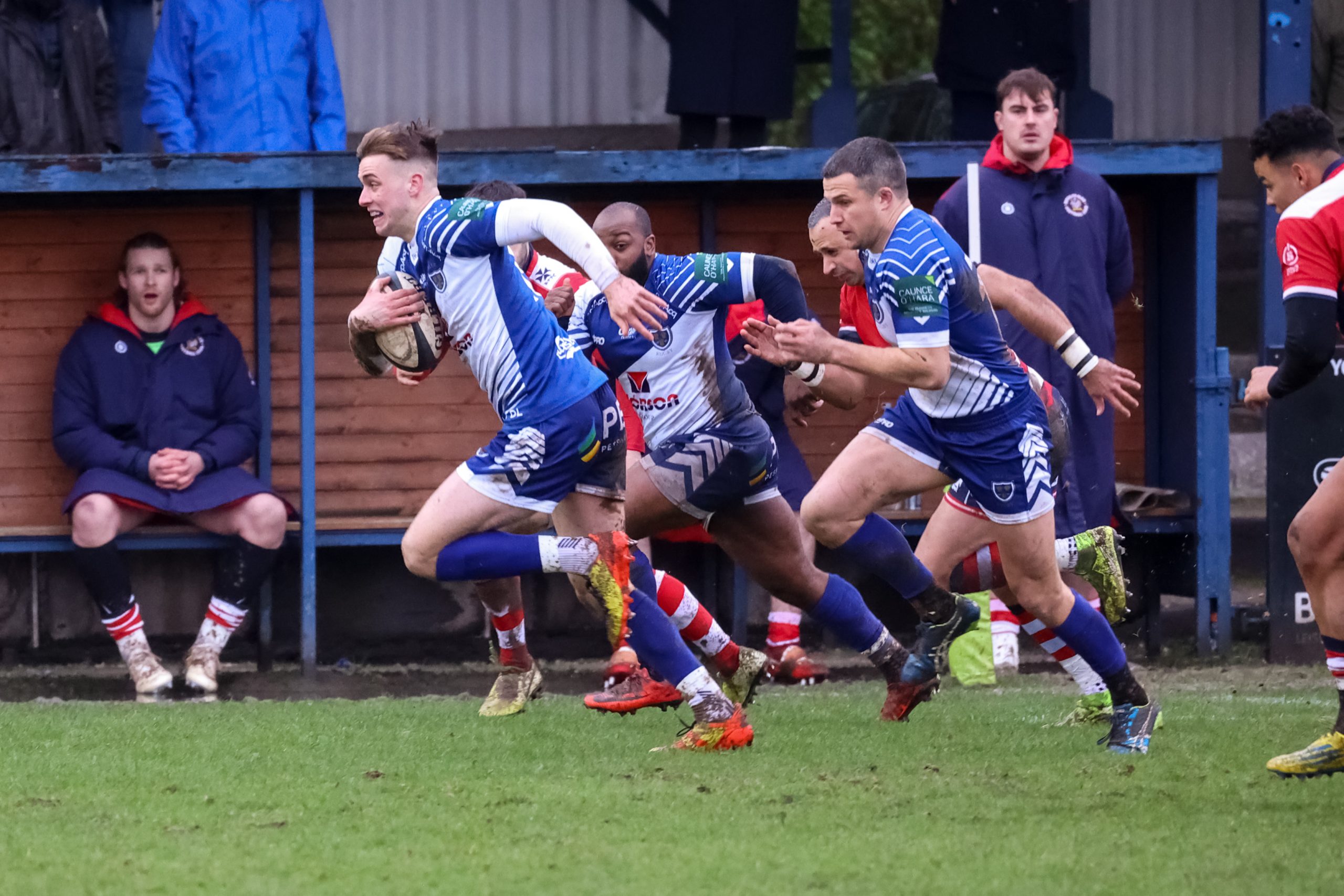Jack Metcalf breaks to set up Sale's first try